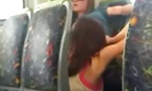 ジューシーな巻き毛の若いニンフmasturbatingと膣の指からうめき声 エロ 動画 女性 専用 無料