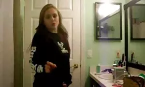 クーパーは犯罪者の穴で彼女の猫をこする。 女の子 向け エッチ 動画
