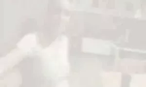 赤髪の女の子が警官を吸って、民間のポルノでセックスをしている 女の子 セックス 動画