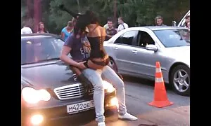 ボディビルダーは、壁の穴から男のコックを模索し、中出しを取得します 女性 に 安心 エロ 動画