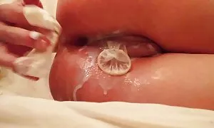 彼は膣内でファックし、精子で顔に水を注ぐ。 エッチ 動画 タツ