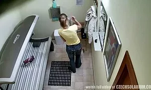 金髪の髪の学生と二人の男性と寮のロシアのポルノ 女性 えろ 無料