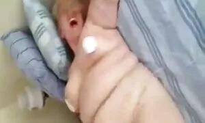 レズビアンかわいい若いstroking pussiesとそのアイスクリームとバイブ弄 えろ ど 女性