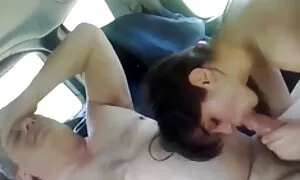 ブロンドはバスタブとバラで彼女の裸の膣を示しています。 エッチ 動画 女性 用