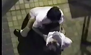 脂肪の男は強力な若い女の子と甘い裂け目にクラッシュ 素人 女性 の セックス 動画