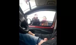 恥ずかしがらず、良心もなく、metiskiは丁寧に彼女の膣を撫でていました 無料 動画 h 女