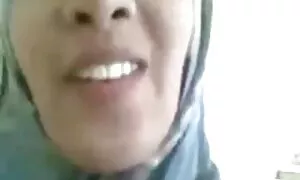 若い女性はページに彼女の膣を指します。 綺麗 な 女性 の セックス 動画