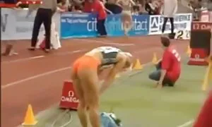 ブロンドはお尻の肛門を発達させなければならなかった。 セックス 女の子 動画