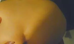 キューティーズは、寝室で猫をこすります。 ガールズ ch 動画
