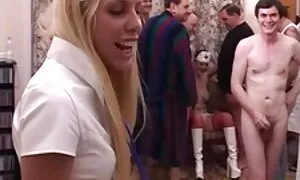 バルコニーに乳首の裸の模索スリット。 エロ 動画 女の子