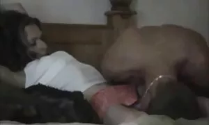 ケーシーはタイトなソファの上に彼女の恋人に降伏した 女性 安心 エロ 動画