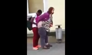 女の子の通りを与える古い男性弄膣若い ガールズ ch 動画