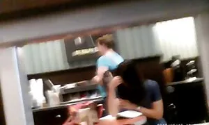 朝のテーブルの上でセックス。 女 エロ 動画