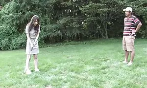 バイブで遊んで膣をオンにします。 エッチ な 女 動画