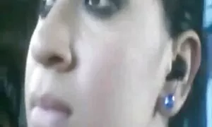 Slutty売春婦pokes彼女の肛門と膣のフロントのウェブカメラ エッチ 女 無料