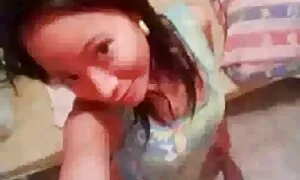 エロチャットで美人のおっぱいと膣を見せるスキニービッチ 有馬 芳彦 エロ 動画