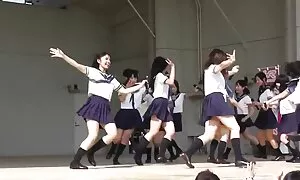 胸と膣の間で性交する女の子。 女性 専用 エッチ 動画
