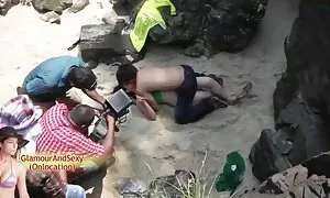 ビジネスの女性は、ソファの上に男と仲間入りする。 エロ 女性 無料 動画