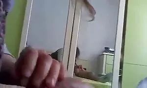 若い男は、彼の母親がオフけいれんを捕まえていました。 エロ 女性 無料 動画