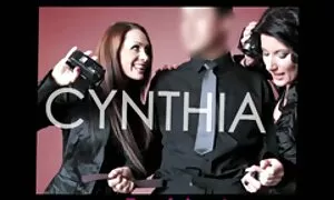 男はストッキングで若いブロンドから深いフェラチオを受け、テーブルの上に彼女をクソ h net アダルト