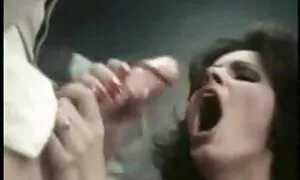 黒のランジェリーの女性は本当の売春婦のように犯されます 男 と 女 の エッチ な 動画
