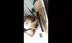 赤毛は、椅子の上に女性をねじ込みます。 無料 女 エッチ
