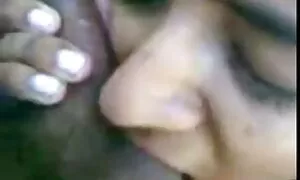 黄色のソファの上でセックス。 h 動画 女性 向け